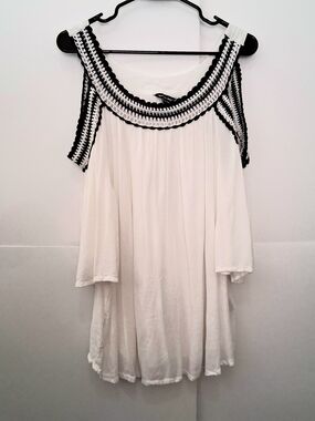 UNIQUE SPECTRUM White Cold-Shoulder Tunic with Black Crochet Trim Size 2X